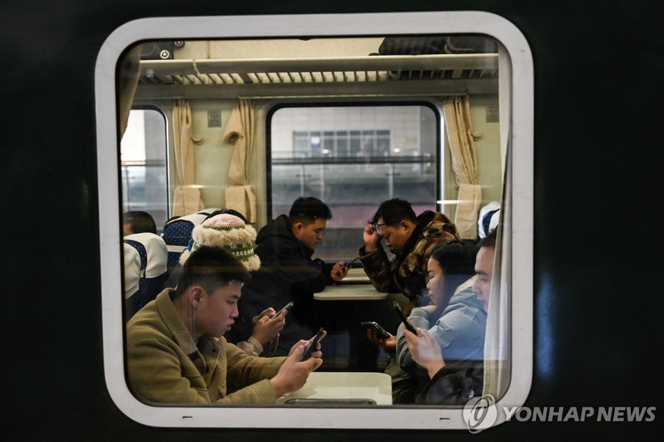 지난 6일 중국 열차에 탄 승객들[AFP=연합뉴스]