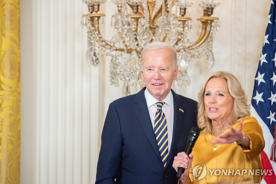 6일(현지시간) 미국 워싱턴D.C. 백악관 행사에 참석한 조 바이든 대통령(왼쪽)과 부인 질 바이든 여사[EPA=연합뉴스 자료 사진]