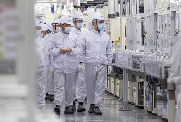 이재용 삼성전자 회장이 지난 9일 말레이시아 스름반 삼성SDI 생산법인 2공장을 점검했다.(사진=삼성전자)