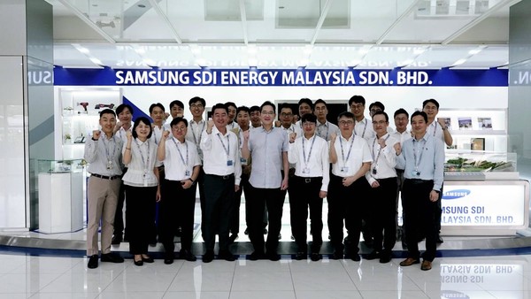 이재용 삼성전자 회장이 지난 9일 삼성SDI 말레이시아 스름반 현지 직원들과 기념 사진을 촬영하고 있다.