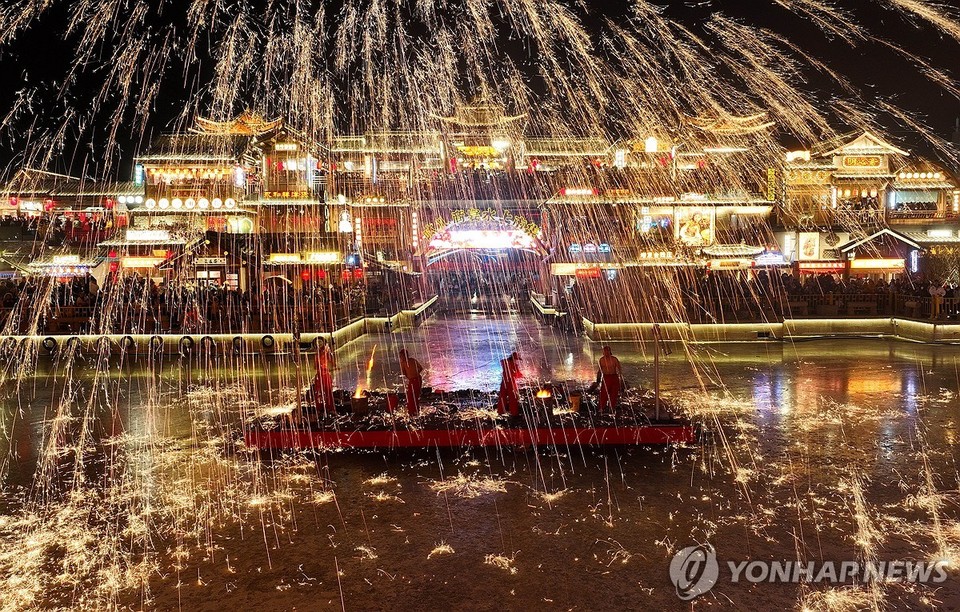 중국 허베이성 탕산에서 펼쳐진 춘제 맞이 불꽃놀이[EPA=연합뉴스]