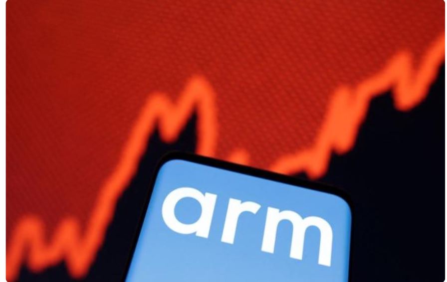   영국의 반도체설계업체인 ARM이 29% 폭등했다. 이로써 ARM 상장한 지 반년 만에 주가가 3배로 올랐다. 사진=로이터통신