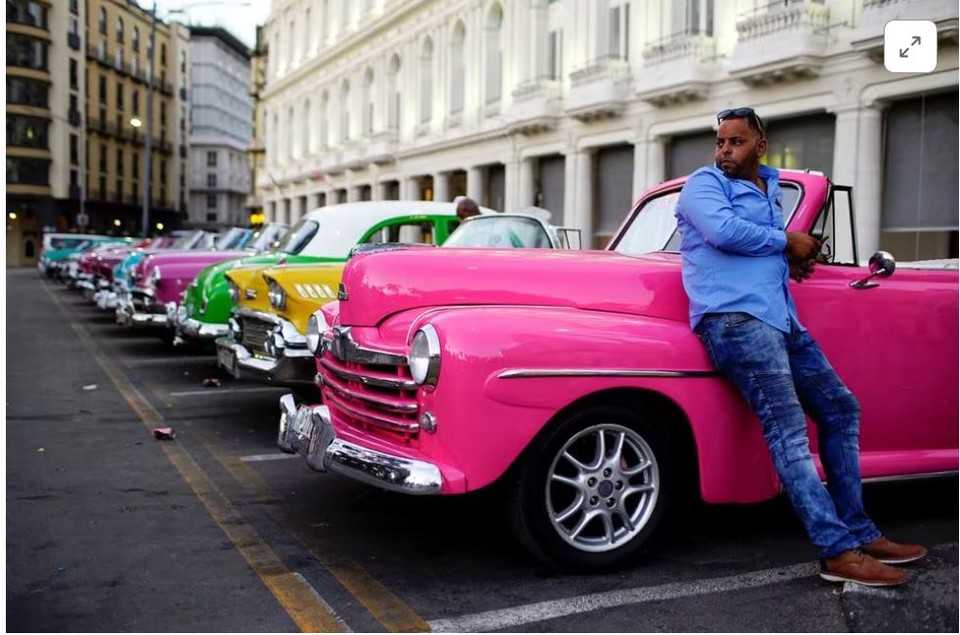   손님을 기다리고 있는 쿠바의 수도 하바나 택시들. 사진=로이터통신