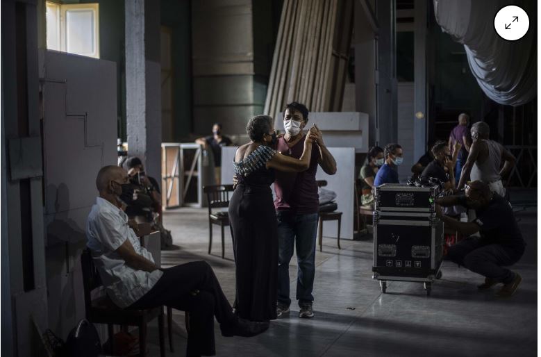   쿠바인들이 150년 전통을 자랑하는 댄스인 '단조'를 추고 있다. 사진=블룸버그통신