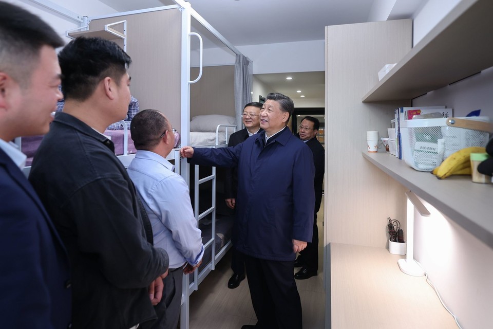 시진핑 중국 국가주석이 지난해 11월 상하이에서 정부보조 임대주택을 둘러보고 있다[WSJ 캡처]