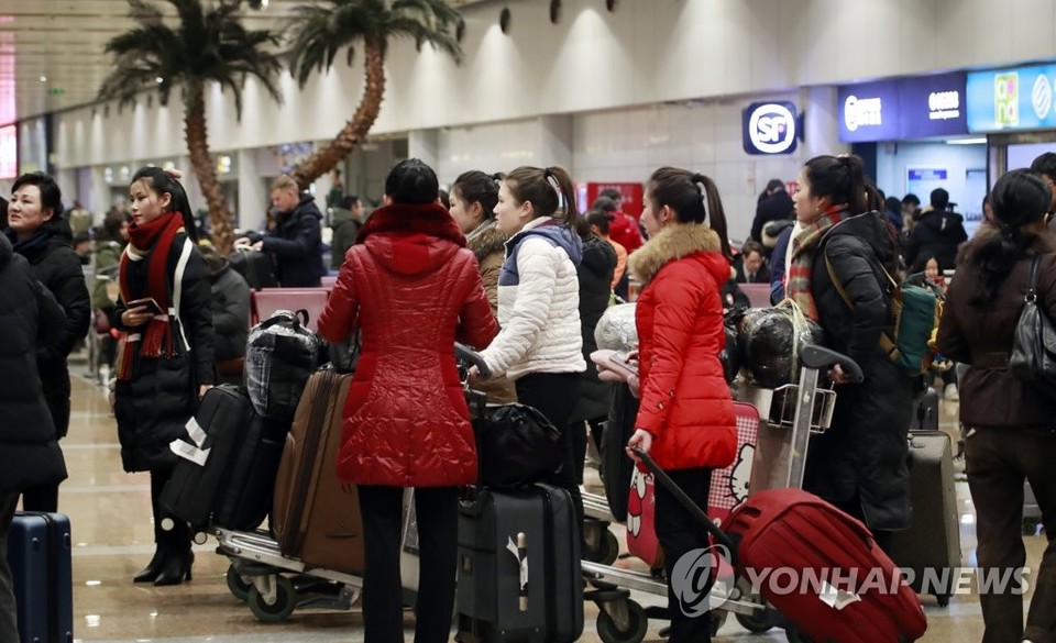 중국 베이징에 도착한 근로자들로 추정되는 북한 사람들[연합뉴스]