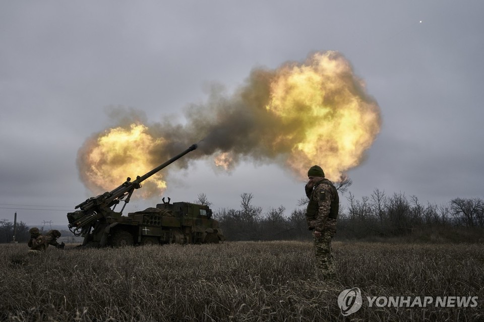 동부 격전지 아우디이우카에서 러시아군을 향해 포격하는 우크라이나군[AP=연합뉴스 자료 사진]