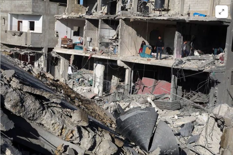   이스라엘의 폭격으로 폐허로 변한 가지지구의 한 공동주택. 사진=로이터통신