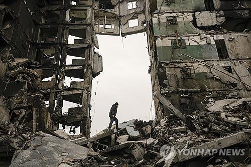 우크라이나 보로디얀카에서 건물 잔해를 뒤지는 주민[AP=연합뉴스 자료 사진]