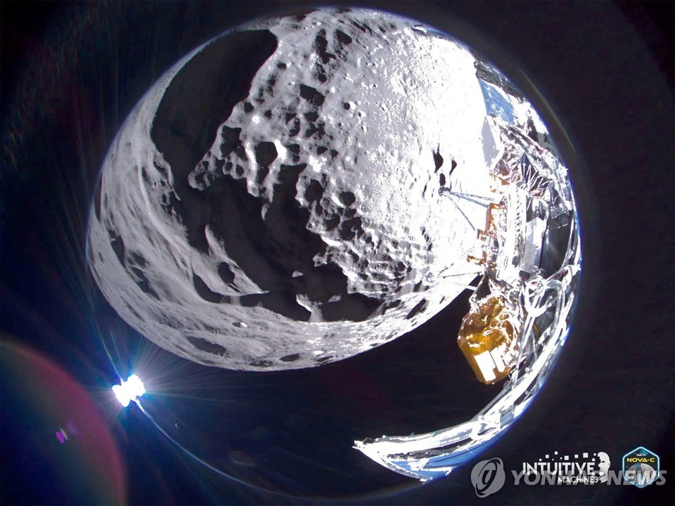 인튜이티브 머신스의 달 착륙선 오디세우스가 달 상공에서 찍은 사진[인튜이티브 머신스(Intuitive Machines)/로이터=연합뉴스]
