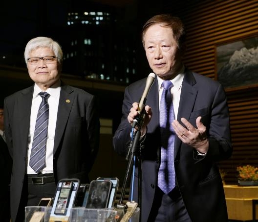 TSMC의 류더인(오른쪽) 회장이 26일 도쿄 총리관저에서 기시다 후미오 일본 총리를 예방한 뒤 기자들 질문에 답하고 있다. 사진 왼쪽은 웨이저자 TSMC 최고경영자(CEO)[교도=연합뉴스]