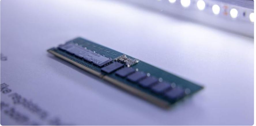   미국의 메모리 제조업체인 마이크론이 엔비디아에 공급키로 한 HBM3E AI칩. 사진=마이크론 블룸버그통신