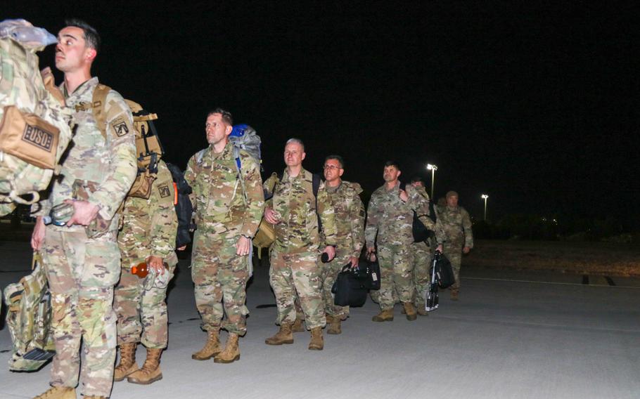 미 육군 제18 공정사단과 18 공수군단 소속 예비역들이 2022년 2월 나토 동맹 지원을 위한 추가 병력 유럽 파견 발표 이후 C-17 수송기에 오르고 있다[미 육군 제공]