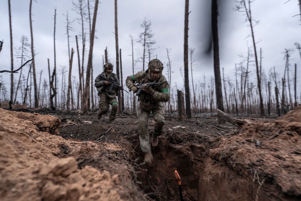 동북부 크레미나 전선 부근에서 참호로 뛰어드는 우크라이나군 병사들[WSJ 캡처]