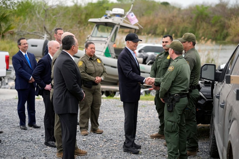 텍사스주 리오 그란데강 유역 시찰 도중 국경순찰대원들과 만나는 조 바이든 미국 대통령[AP 캡처]