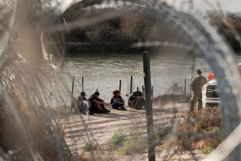 미국 텍사스주 이글 패스의 리오데 그란데 강 부근에서 적발된 불법입국자들[Bloomberg 캡처]