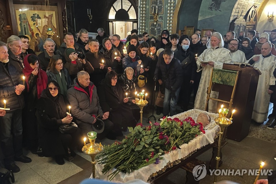 1일(현지시간) 러시아 모스크바 남동부 마리노의 우톨리 모야 페찰리(내 슬픔을 위로하소서) 교회에서 나발니의 장례식이 엄수되고 있다[AP=연합뉴스]