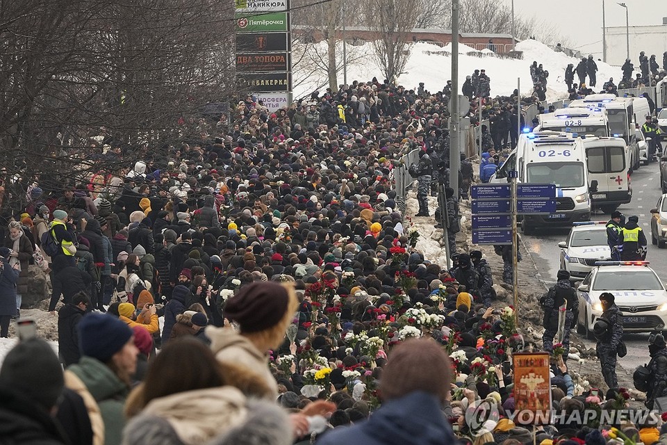 1일(현지시간) 러시아 모스크바 남동부 마리노의 보리솝스코예 묘지를 향해 나발니 추모객들이 이동하고 있다[로이터=연합뉴스]