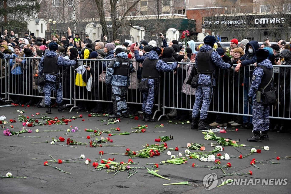 1일(현지시간) 알렉세이 나발니의 장례식이 열린 러시아 모스크바 남동부 마리노의 우톨리 모야 페찰리(내 슬픔을 위로하소서) 교회 외부에 추모객들이 경찰 경비 속에 줄 서 있다[로이터=연합뉴스]