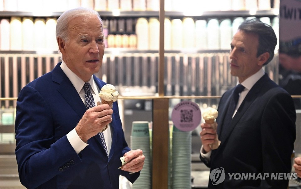 조 바이든 미국 대통령이 2월26일(현지시간) 뉴욕 시내에서 NBC 심야 토크쇼 '레이트 나이트 위드 세스 마이어스' 인터뷰를 마친 뒤, 이 프로 진행자와 함께 아이스크림을 먹고 있다[AFP=연합뉴스]