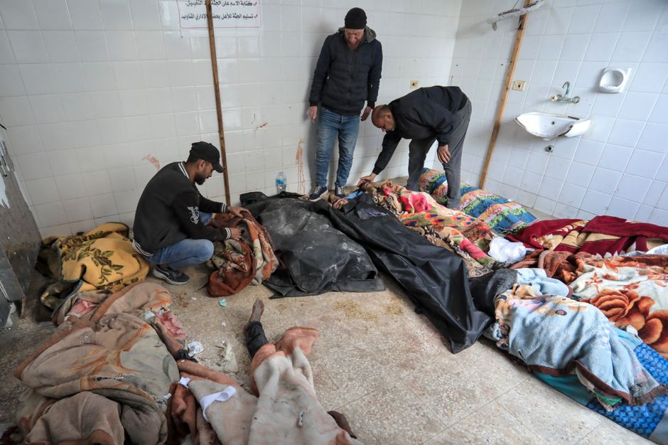 이스라엘의 공습으로 숨진 가족의 시신을 살피는 가자 주민들[AFP/게티이미지 제공]