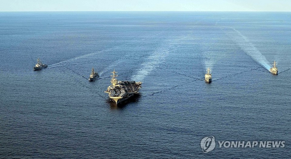작년 11월 26일 한미 해군과 일본해상자위대가 제주 동남방 공해상에서 북한의 핵·미사일 위협이 고도화되는 상황에서 한미일간의 긴밀한 공조와 작전수행능력 강화를 위한 '한미일 해상훈련'을 실시하고 있다.왼쪽부터 미 해군 이지스구축함 키드함, 일본 해상자위대 구축함 키리사메함, 미해군 항공모함 칼빈슨함, 한국 해군 이지스구축함 세종대왕함, 미 해군 이지스구축함 스터릿함[미 해군 제공.연합뉴스]