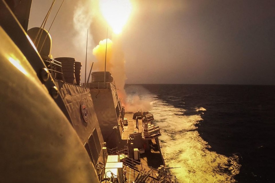 홍해에서 후티 반군에 쏜 미사일과 드론을 요격하는 미 해군 구축함 카니[AFP/게티이미지]