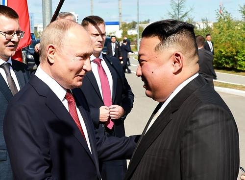 작년 9월 만난 블라디미르 푸틴 러시아 대통(왼편)과 김정은 북한 국무위원장[UPI=연합뉴스 자료 사진]