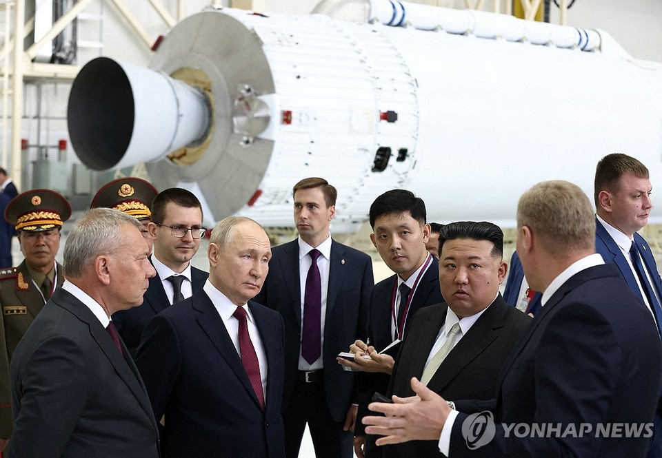 보스토치니 우주기지서 만나는 블라디미르 푸틴 러시아 대통령과 김정은 북한 국무위원장[로이터=연합뉴스]