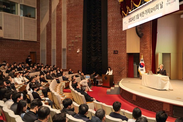 한국마사회 정기환 회장이 토크콘서트를 진행하고 있다. 사진=한국마사회 제공