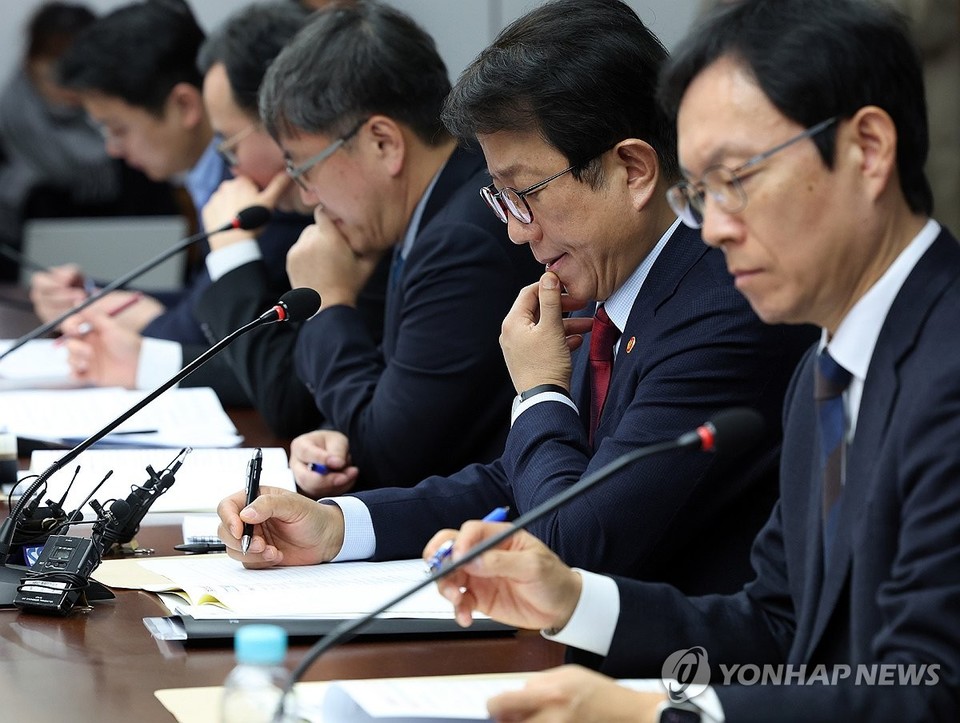 박상우 국토교통부 장관(오른쪽 두번째)이 8일 오전 서울 강남구 건설회관에서 열린 건설경기 회복 및 PF 연착륙 지원 간담회에서 안건 제안 발표를 들으며 생각에 잠겨 있다.