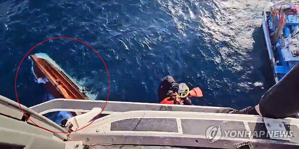 통영 해양경찰서 등이 9일 오전 6시 29분께 경남 통영시 욕지도 남쪽 해상에서 68.52㎞(37해리) 지점에서 전복된 29t 어선(붉은 선) 구조 작업을 하고 있다.