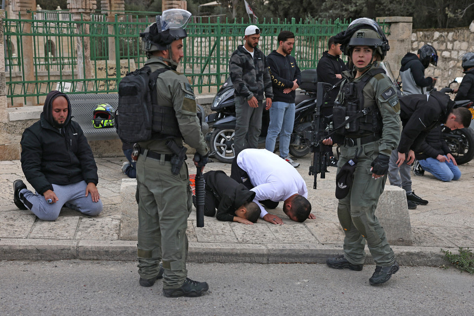 동예루살렘에서 기도를 하는 팔레스타인 무슬림들[AFP 캡처]