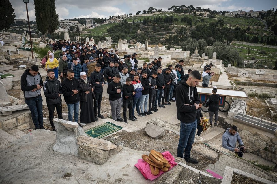 이스라엘군의 공격으로 숨진 주민들을 묘소에서 추모하는 팔레스타인 가자지구 주민들[게티이미지 제공]