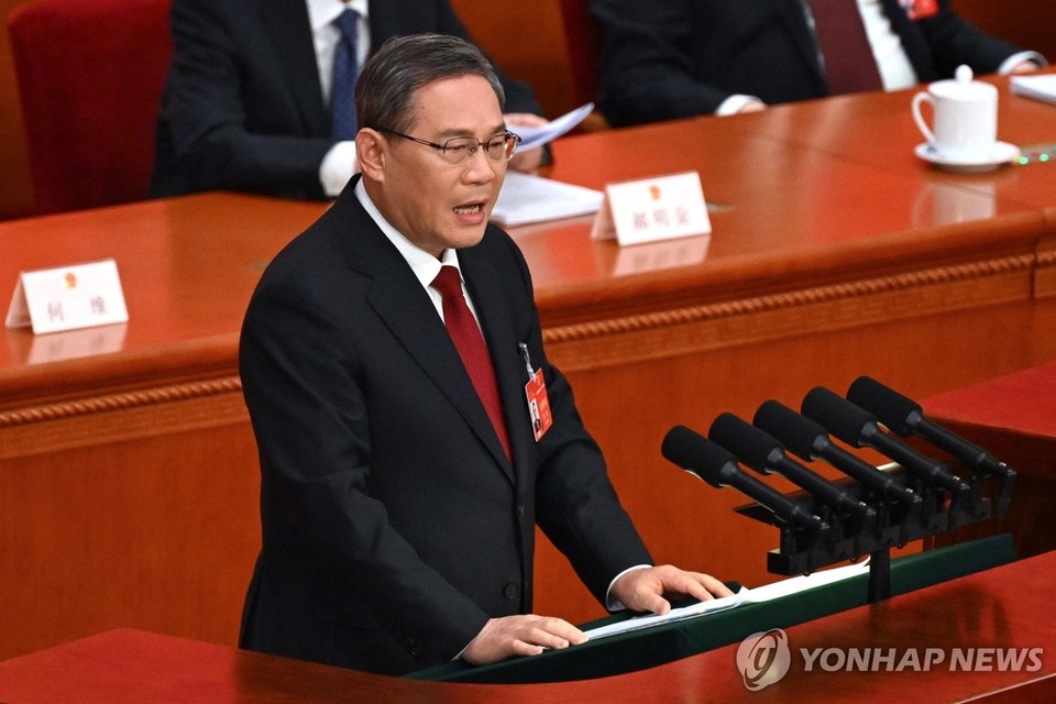 리창 중국 총리가 5일 전인대 제14기 2차회의에서 연설하고 있다[AFP=연합뉴스]