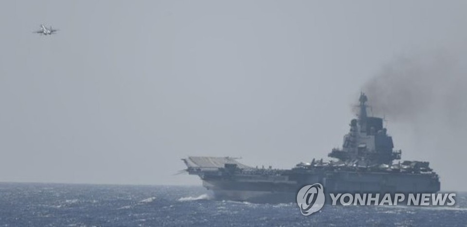 일본 오키나와현 서남쪽 태평양에서 이·착륙 훈련하는 중국 랴오닝함의 모습[일본 통합막료감부 제공/연합뉴스]