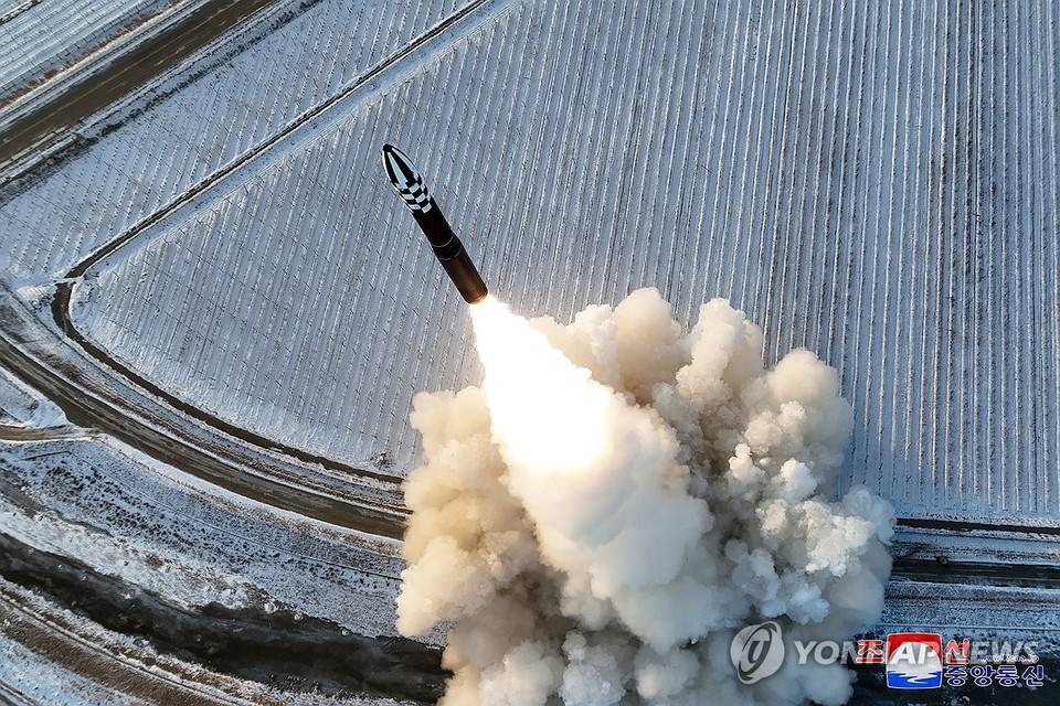 북한은 지난 18일 김정은 북한 국무위원장이 참관한 가운데 고체연료 대륙간탄도미사일(ICBM) 화성-18형 발사훈련을 단행했다고 조선중앙통신이 19일 보도했다[조선중앙통신=연합뉴스]