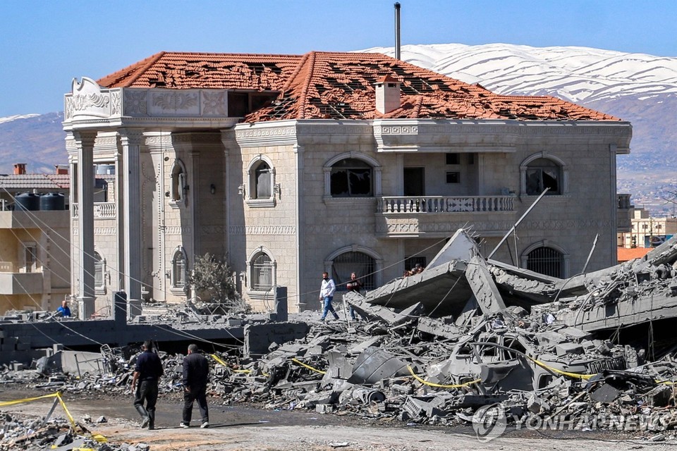 이스라엘군의 공습에 무너지고 부서진 레바논 북동부 바알베크의 건물들[AFP=연합뉴스]