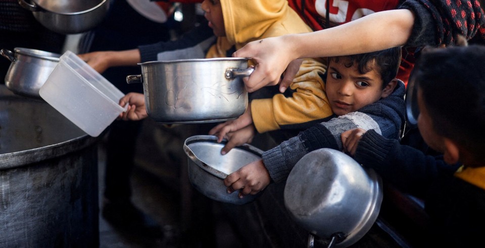 팔레스타인 라파지구에서 구호식을 받으려고 몰려든 어린이들[로이터 캡처]