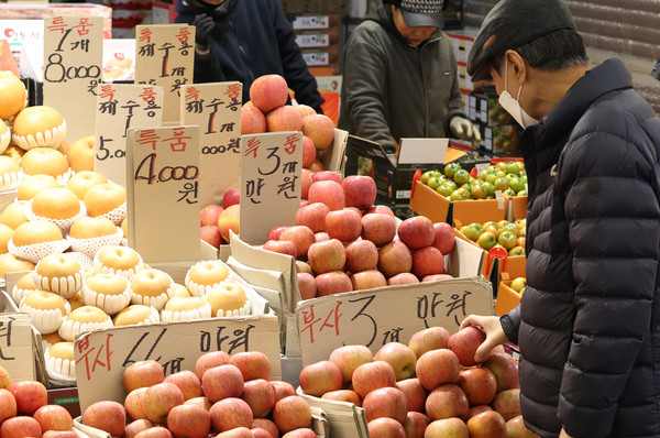 서울 동대문구 청량리청과물시장에서 한 시민이 사과를 둘러보고 있다.(사진=연합뉴스)