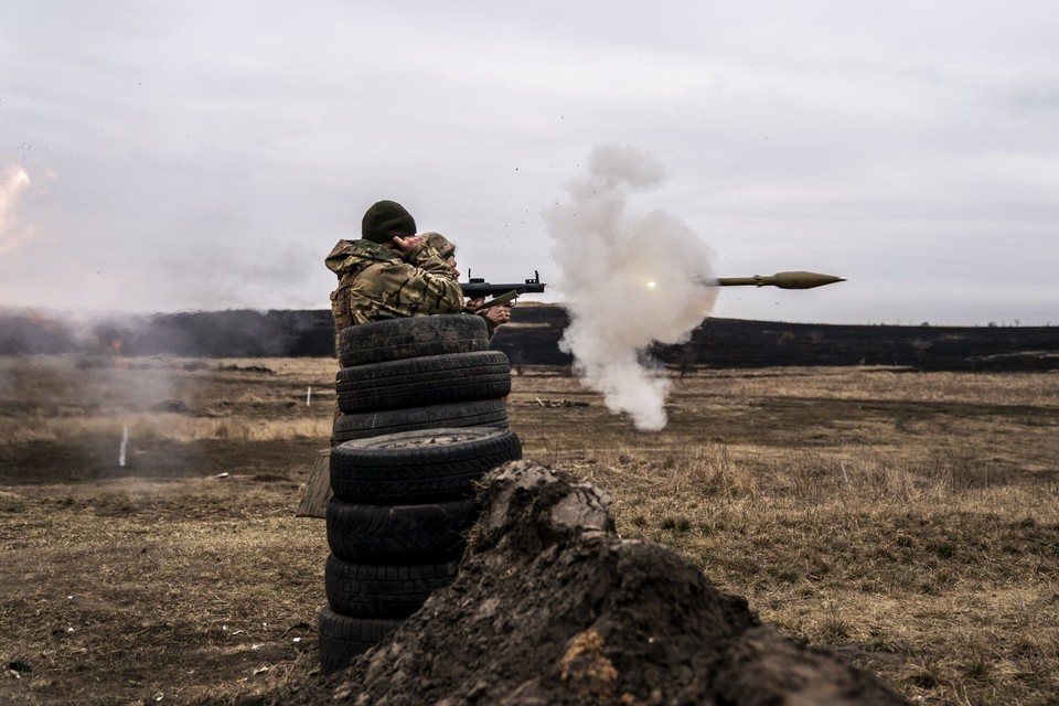 로켓발사기(RPG) 발사 훈련을 하는 우크라이나 병사들[게티이미지 제공]