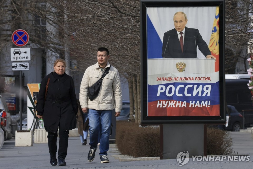 크림반도에 걸린 푸틴 대선 포스터[AP= 연합뉴스 자료 사진]