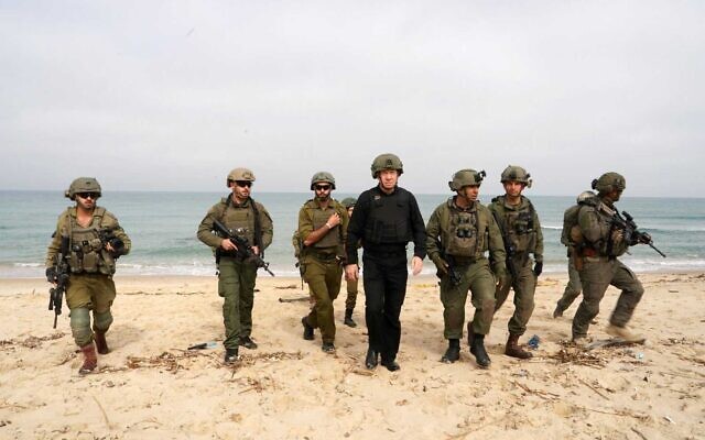 팔레스타인 가자지구 해변을 둘러보는 요아브 갈란트 이스라엘 국방장관(가운데 검정색 옷차림)[이스라엘 국방부 제공]