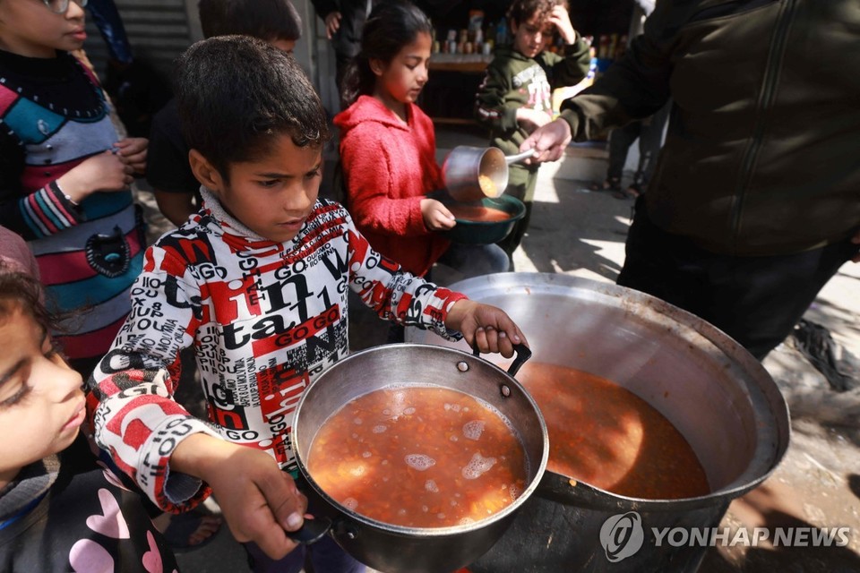 식량 배분받는 가자지구 어린이[AFP=연합뉴스 자료 사진]