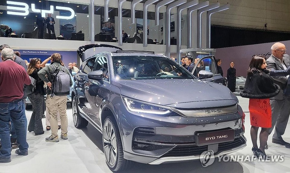 26일(현지시간) 스위스 제네바 국제전시장 팔렉스포에서 열린 제네바 국제모터쇼 전시장에 중국 전기차 업체의 스포츠유틸리티차량(SUV) 모델인 '탕(Tang)'이 전시돼 있다[연합뉴스]