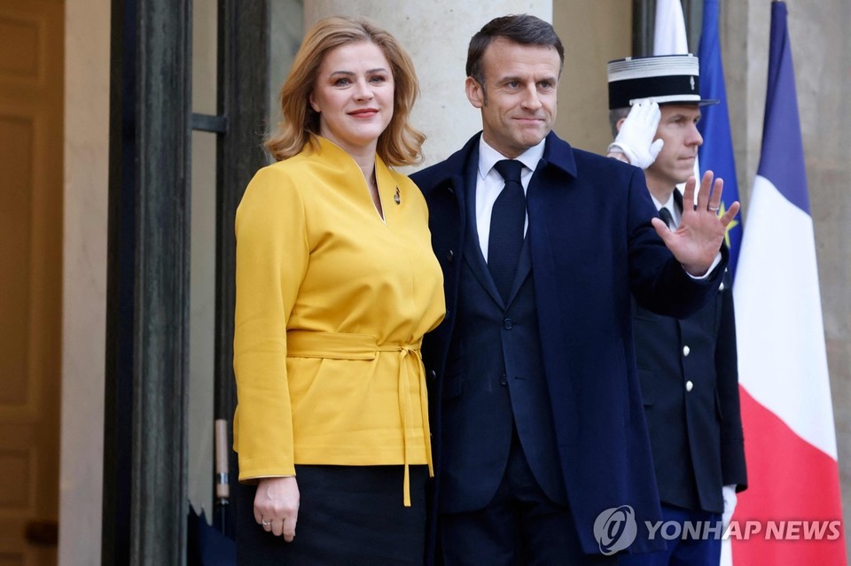 에비카 실리냐 라트비아 총리(왼쪽)와 에마뉘엘 마크롱 프랑스 대통령[afp=연합뉴스 자료 사진]