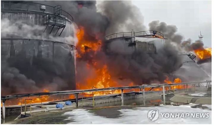   우크라이나의 드론 공격으로 불에 타고 있는 러시아 원유정제시설. 사진=연합뉴스