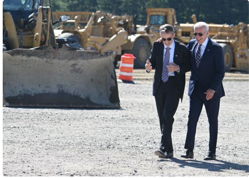   바이든 대통령이 지난해 인텔 파운드리 공장 착공식에 참석 팻 겔싱어 CEO와 다정하게 걷고 있다. 사진=야후파이낸스