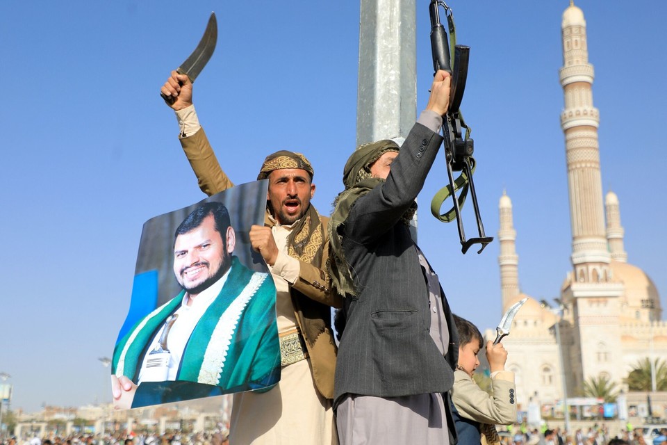 지도자인 압둘 알 후티의 사진을 들고 지지 의사를 밝히는 예멘의 후티 반군들[AFP/게티이미지 제공]
