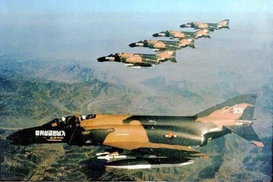 초계비행 중인 F-4E 방위성금 헌납기[공군 제공]